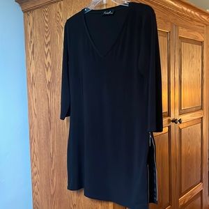Sympli V-neck tunic w/fun zippered sides!